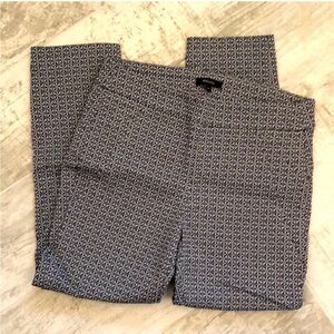 RW&Co White & Navy Capris, Size Large